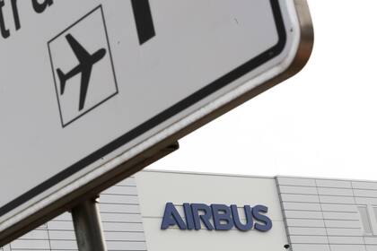 Bremen: una vista general del logotipo de Airbus que se muestra en el edificio de la compañía. El fabricante de aviones Airbus dice que planea recortar 15,000 empleos en todo el mundo debido a los efectos de la crisis del coronavirus en la industria de la aviación. Foto: Mohssen Assanimoghaddam / dp