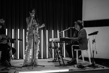 Brenda Asnicar con Charly García en la presentación del disco debut de la actriz