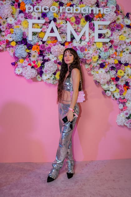 Brenda Asnicar eligió brillar en plateado, fiel al estilo Paco Rabanne