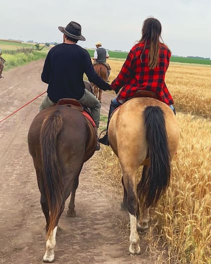 Brenda Asnicar y su novio Adam Justin, apasionados por los caballos