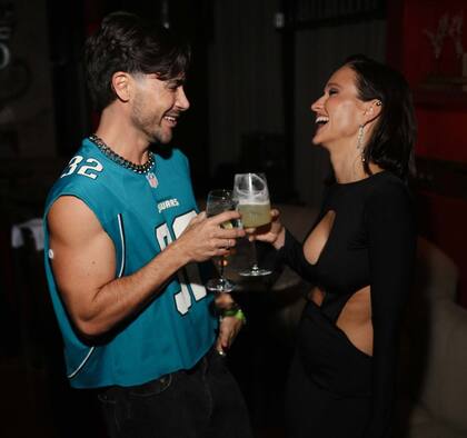 Brenda brinda con su gran amigo, el modelo y actor Leo Lugón.