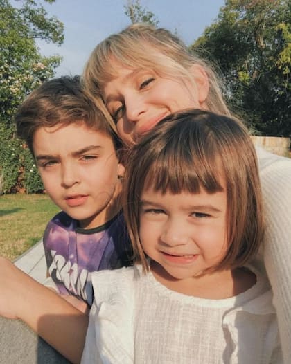 Brenda Gandini compartió una tierna postal con su hijo Eloy y su hija Alfonsina, en el marco del Día de la Niñez