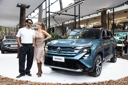 Brenda Gandini y Gonzalo Heredia, embajadores de Renault Argentina, posaron al lado de la nueva SUV Boreal.
