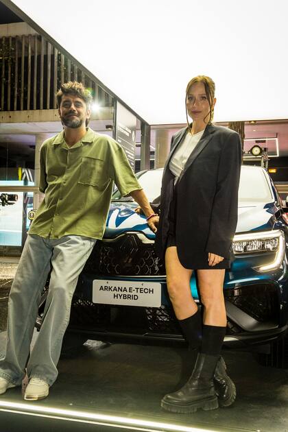 Brenda Gandini y Gonzalo Heredia frente al nuevo Renault Arkana E-Tech Hybrid.