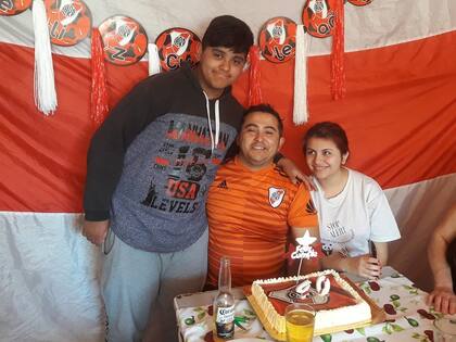 Brenda, junto a su padre -Leonel-, y su hermano, hace tres años