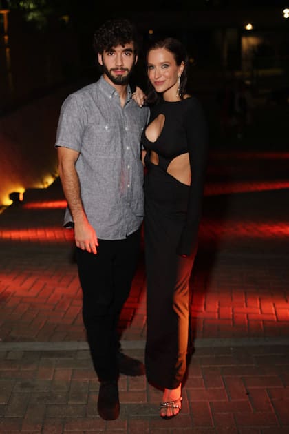 Brenda posa con su hermano Junior Pisanú.