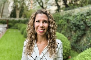 Es mexicana, vive en Nueva York y trabaja como psicóloga con migrantes que piden asilo