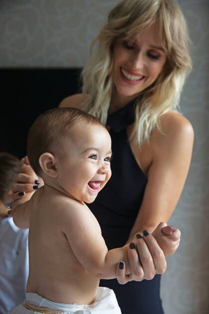Brenda reconoce que le costó mucho amamantar a Alfonsina, pero que por suerte tiene un hombre a su lado a quien puede decirle "estoy agotada". FOTO: Pilar Bustelo