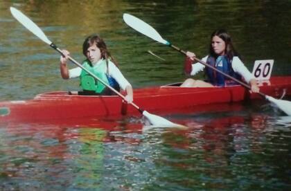 Brenda Rojas -delante- comenzó a remar en Las Canaletas cuando era una niña