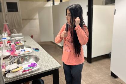 Brenda se termina de bañar en la escuela, en donde comparte el cuarto con otras cuatro compañeras