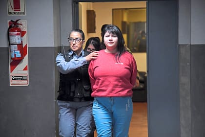 Brenda Uliarte, trasladada por una policía
