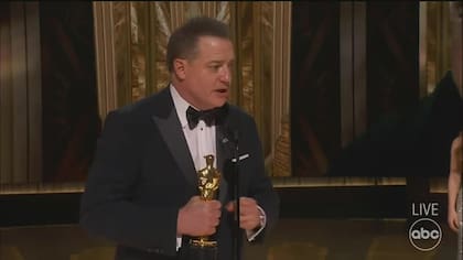 Brendan Fraser con el Oscar al mejor actor protagónico, en 2023