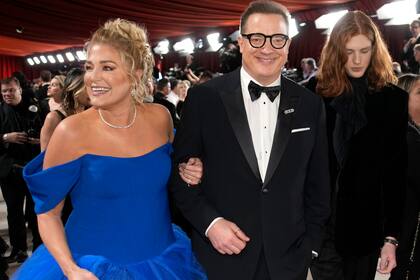 Brendan Fraser llegó a la ceremonia del brazo de su novia Jeanne Moore