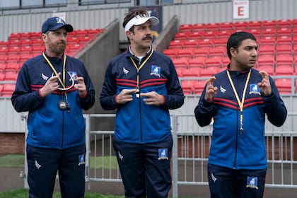 Brendan Hunt, Sudeikis y Nick Mohammed como el equipo ténico del equipo de Ted Lasso