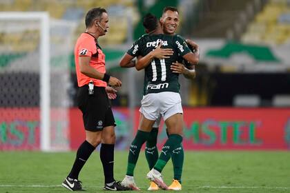 El festejo de Palmeiras, rodeado de Loustau, de buena actuación