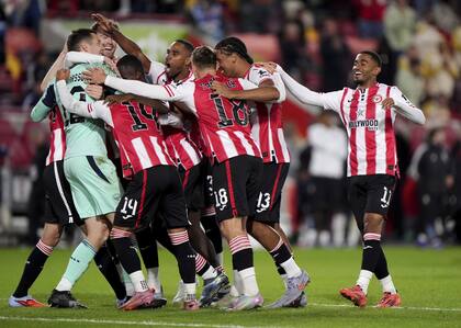 Brentford festeja la clasificación en la Copa de la Liga de Inglaterra tras derrotar por penales a Aston Villa, con el arquero Hakon Valdimarsson como figura
