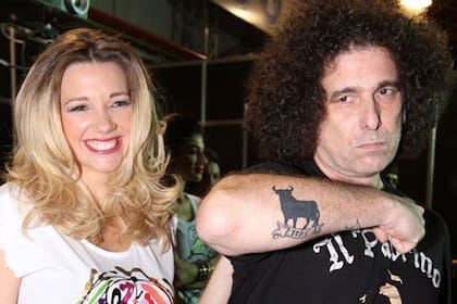 Micaela Breque y Andrés Calamaro. El músico muestra el toro tatuado en su antebrazo, justo encima de las iniciales de su segunda esposa, Julieta Cardinali