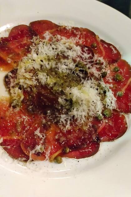 Bresaola con limón y alcaparras en F5 Cantina