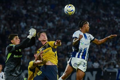 Brey y Belmonte buscan la pelota, y Rick de Talleres