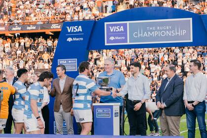 Brian Anthony, gerente de Transformación de Banco Macro, entregó la copa a Los Pumas.