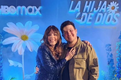 Brian Caruso junto a Dalma Maradona, compañera de elenco en Cebollitas, en la presentación del documental La hija de Dios, sobre Diego Maradona