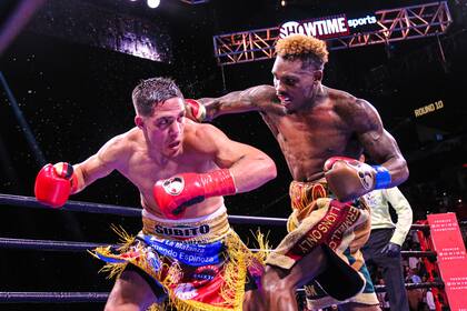 Brian Castaño, en su último combate ante Jermell Charlo, donde fue superado ampliamente