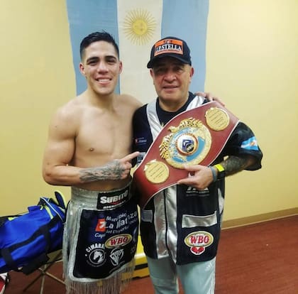 Brian Castaño junto a su padre, Carlos Castaño. "Es mi entrenador y mi ejemplo de vida", asegura el campeón del mundo argentino.