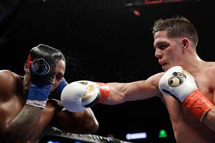 Brian Castaño retuvo su título ante Erislandy Lara