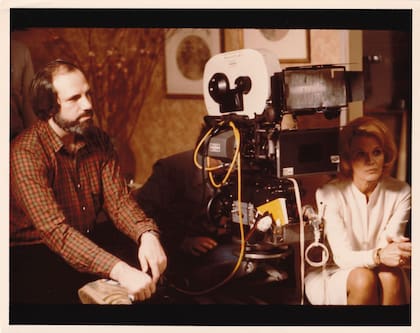 Brian De Palma y Angie Dickinson en el rodaje de Vestida para matar (1980)
