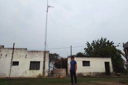 Brian en su casa en el campo, junto a la improvisada antena que alzaron con su padre para tratar de tener señal y poder cumplir con la entrega de los trabajos universitarios