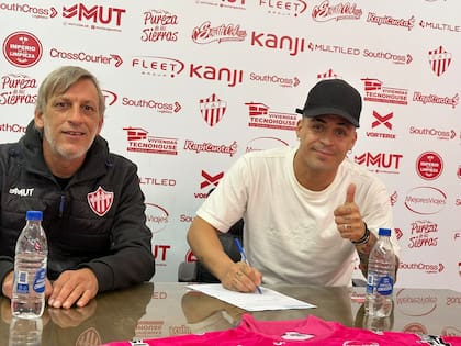 Brian Fernández firmando su vínculo en Talleres de Remedios de Escalada
