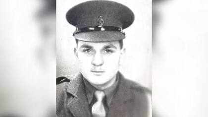 Brian fotografiado durante su servicio en el ejército británico