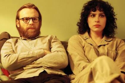 Brian Gleeson junto a Desiree Akhavan, showrunner, protagonista, directora y guionista de la serie