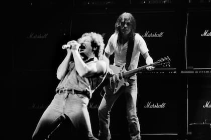 Brian Johnson y Malcolm Young en los 80
