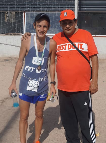 Brian, junto a su padre, Rubén Burgos