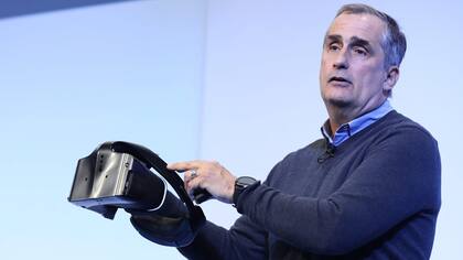 Brian Krzanich, CEO de Intel, con un prototipo de los anteojos Project Alloy