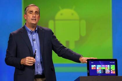 Brian Krzanich, CEO de Intel, durante la demostración de los dispositivos con Windows y Android