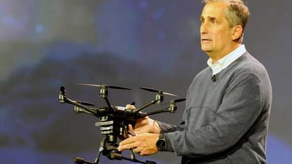 Brian Krzanich, el CEO de Intel, durante su presentación en la CES; la compañía adquirió un fabricante de drones esta semana
