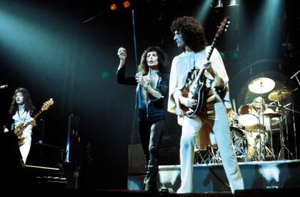 Brian May compuso “The show must go on”, homenaje a Freddie Mercury, el líder de Queen fallecido en 1991.