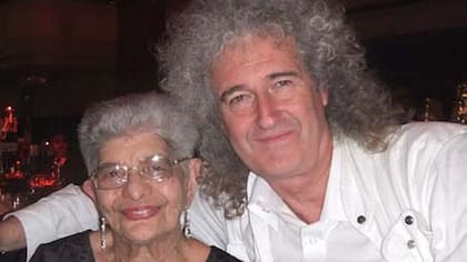 Brian May junto a Jer Bulsara, la recientemente fallecida madre de Freddie Mercury