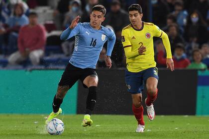 Brian Rodriguez, de Uruguay, disputa el balón ante Stefan Medina