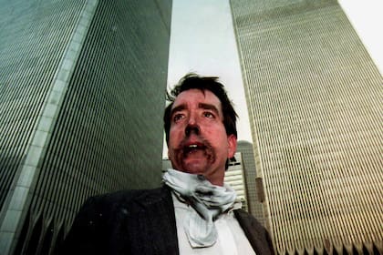Brian Rolchford parado afuera del World Trade Center después de caminar desde el piso 105