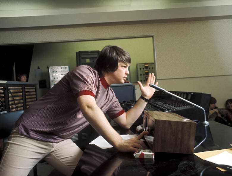 brian-wilson-en-el-estudio-de-grabacion-durante-ZIE65UKJZZETLNVDS3OTNW6BOM