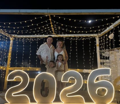 Brian y su familia recibiendo el nuevo año (Foto: @lanzelottabryanok)