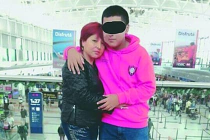 Brian y su madre en Ezeiza