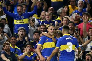 Briasco celebra su golazo junto a Sandez, con los hinchas disfrutando atrás