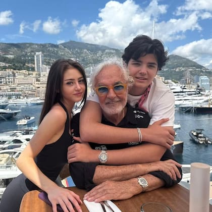 Briatore junto a sus dos hijos, Leni y Falco en el Gran Premio de Mónaco de 2025 (Foto: Instagram @briatoreflavio)