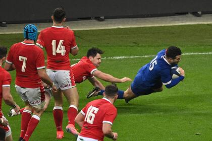Brice Dulin anota el try determinante a los 41 minutos del segundo tiempo: victoria de Francia sobre Gales y chance bleu de conquistar el Seis Naciones el próximo viernes, frente a Escocia.