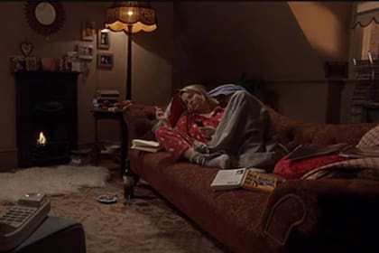 La empresa que refaccionó el departamento mantuvo todos los componentes clave del lugar, como la gran ventana detrás del sofá que todavía está allí, aunque sí se colocó un nuevo juego de persianas