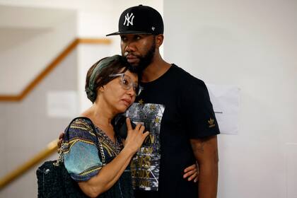 Bridgette Motsepe Radebe es consolada por Ndaba Mandela, nieto de Nelson Mandela, en el hospital Milpark de Johannesburgo, el 2 de abril de 2018